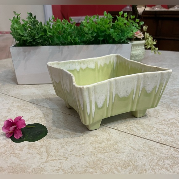 Vintage UPCO 141 Dripware Planter Soft Green Made in USA Ceramic MCM Pottery - Picture 1 of 10